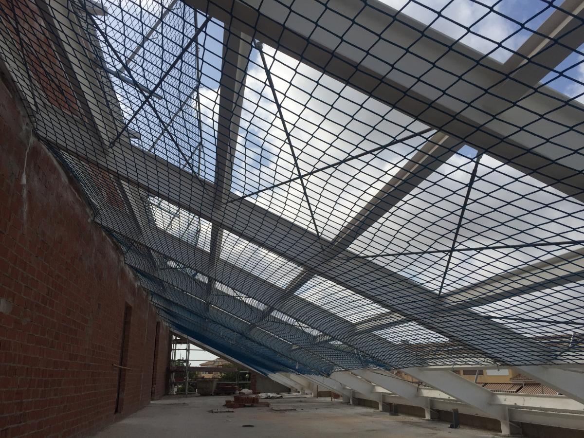 Especialistas en instalación de redes de seguridad (UNE-EN 1263-1) para protección contra caídas en Madrid.