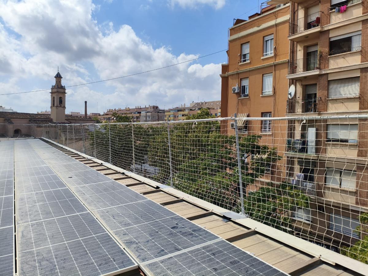 Uso de redes de seguridad verticales (Tipo U) y horizontales (Tipo S) en edificios de altura, pabellones deportivos y bajo estructuras con paso público.